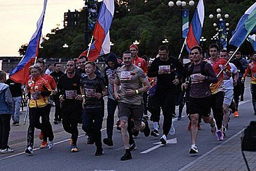 В Хабаровске впервые состоялся ночной патриотический забег "Свеча памяти"