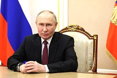 Путин поздравил медработников и процитировал Чехова