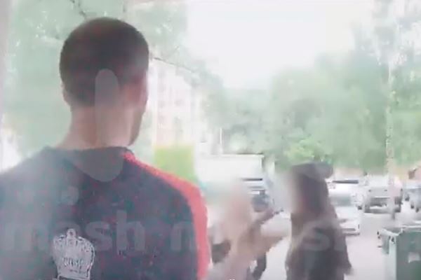 В Нижнем Новгороде мужчина пытался деньгами заманить школьниц в подъезд