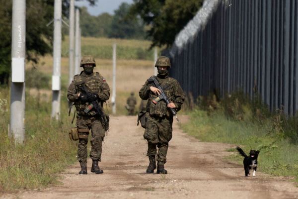 Сикорский: Польша рассматривает возможность закрытия границы с Белоруссией